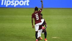 Guélor Kanga se raduje z druhého gólu Sparty se spoluhráem Costou Nhamoinesu.