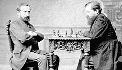 Wilhelm Steinitz na legendární fotografii.