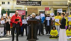 Několik desítek lidí demonstrovalo 4. června 2020 před čínským velvyslanectvím... | na serveru Lidovky.cz | aktuální zprávy