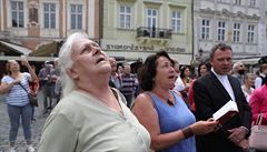 Obané Prahy sledují vztyení Mariánského sloupu na Staromstském námstí.