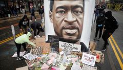Protestující v Manchesteru kladou květiny a transparenty k podobizně zesnulého...