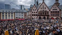 VIDEO: Prty ve Frankfurtu pela v nepokoje. Centrum msta pes vkend zstane radji zaven