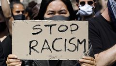 Zastavme rasismus, stojí na transparentu, který drží žena během protestu v...