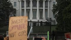 Demonstranti p�ed Bílým domem