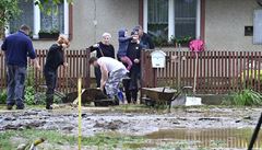 Obyvatelé umvaldu na Olomoucku odklízejí následky lokální povodn, která...