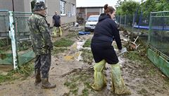 Obyvatelé umvaldu na Olomoucku odklízejí následky lokální povodn, která...