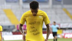 Jadon Sancho z Dortmundu vyjádil svou podporu protestujícím za zemelého...