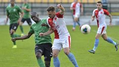 Zleva Soufiane Dramé z P�íbrami a Stanislav Tecl ze Slavie.