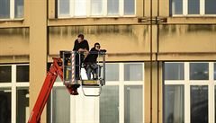 Mu�i sledují utkání z vysokozdvi�né plo�iny umíst�né poblí� stadionu.