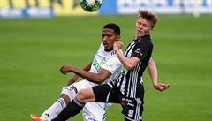 Zleva Eduardo Santos z Karviné a Pavel ulc z eských Budjovic.