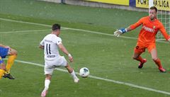 Zleva Jan Ho�ek z Opavy, Milan Petr�ela ze Slovácka a branká� Opavy Vilém...