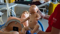 Medici si mají v centru vyzkou�et i odrodit dít�.