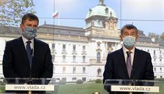 Ministr zahrani�í Tomá� Pet�í�ek (vlevo) a premiér Andrej Babi� na tiskové...