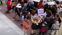 VIDEO: Veejnost v USA pobouily dal drastick zbry, policista napadl demonstrujc ernoku