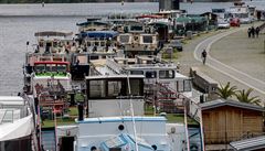 Doprava na Vltav� ch�adne. Výletní lod� marn� �ekají na zákazníky.