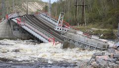 Zícený elezniní most pes eku Kola v Murmansku  v severozápadním cípu Ruska.