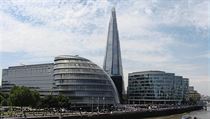Budova nové londýnské radnice poblíž Tower Bridge