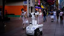 Policejn robot hld dodrovn pravidel v ulicch anghaje.
