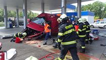 Po příjezdu k nehodě hasiči zjistili, že vůz se zastavil až o tankovací stojan,...
