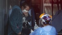 Pacientka s dchacmi potemi dostv zdravotnickou pomoc v Santiago de Chile,...