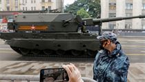 Rusové se fotí u tanků, které v rámci nácviku projíždějí Moskvou.
