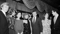 Klan Kennedy pzuje na snmku z roku 1979 u pleitosti dobroinnho verku...