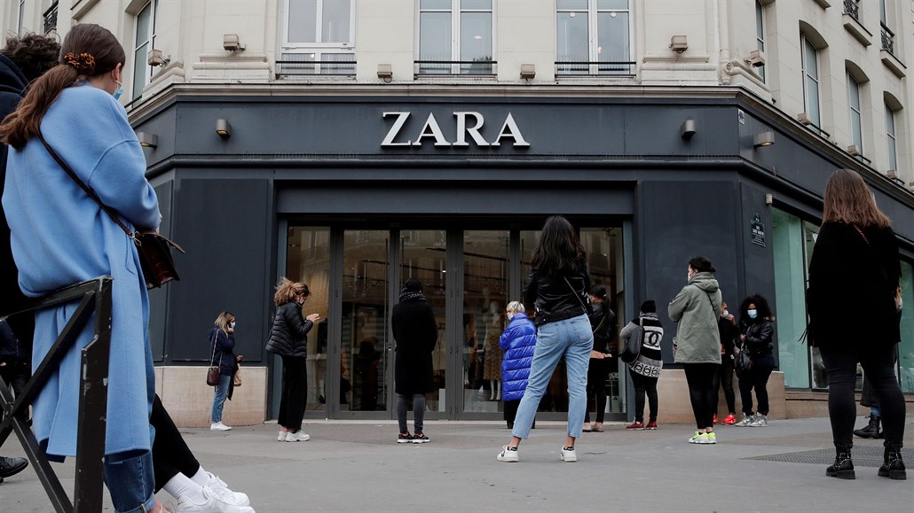 Lidé ekají ped paískou pobokou obchodu Zara