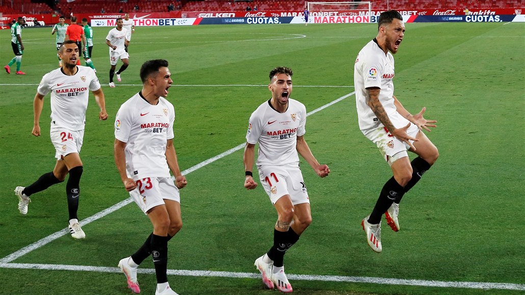 Lucas Ocampos slaví se svými spoluhrái branku do sít Betisu Sevilla.