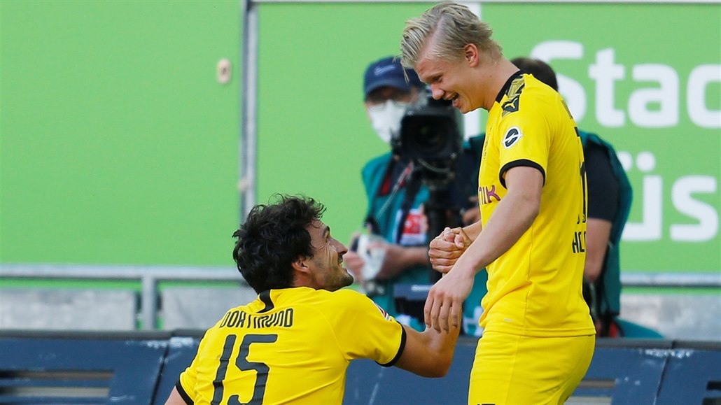 Mats Hummels slaví vítznou branku se stelcem Erlingem Haalandem.