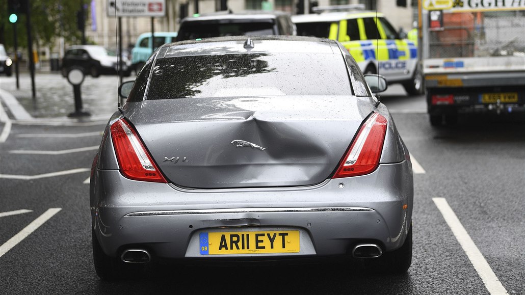 Do auta britského premiéra Johnsona narazilo auto jeho ochranky. Nikdo nebyl...