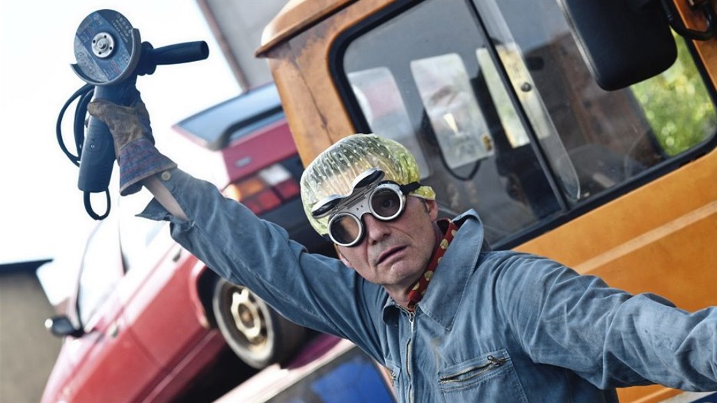 Bourák. Ivan Trojan v titulní roli nevyboueného opraváe automobil.