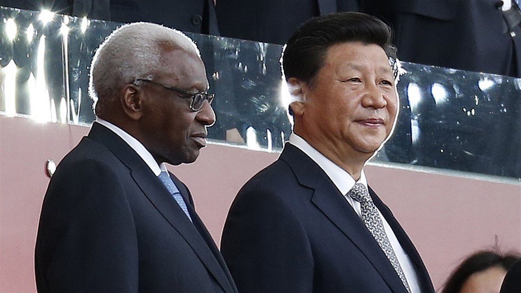 Bývalý prezident IAAF Lamine Diack (vlevo) doprovází čínského prezidenta...