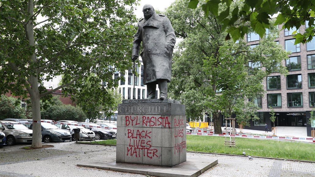 Posprejovaná socha Winstona Churchilla.