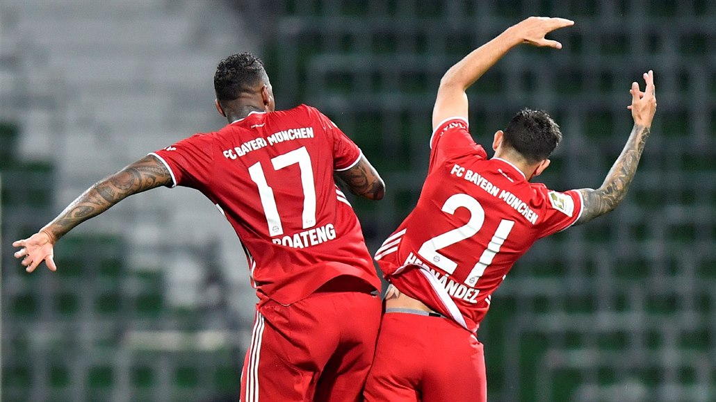 Fotbalisté Bayernu Mnichov Jerome Boateng a Lucas Hernandez slaví po zisku...