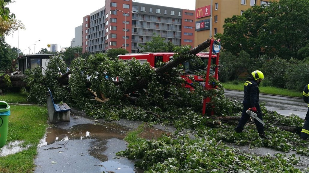 Prahou se v sobotu 13. ervna prohnala silná bouka, hasii museli odstraovat...