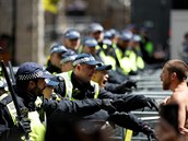 Demonstraci krajní pravice v Londýně provázely násilnosti, na Trafalgarském náměstí létaly vzduchem lahve