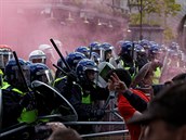 Demonstrace v Londýn doprovázejí potyky s policií.