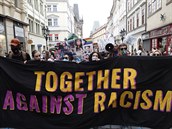 ‚Tohle nebyla náhoda.‘ V Praze se demonstrovalo proti policejnímu násilí, průvod skončil před ambasádou USA