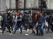Krajn pravicoví protestující na londýnském Trafalgarském námstí.