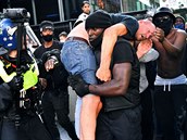 Chtěl jsem předejít katastrofě, řekl černoch, který při protestu v Londýně pomohl zraněnému bílému muži