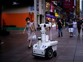 Policejní robot hlídá dodrování pravidel v ulicích anghaje.