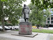Posprejovaná socha Winstona Churchilla.