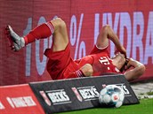 Útoník Bayernu Robert Lewandowski leí na trávníku.