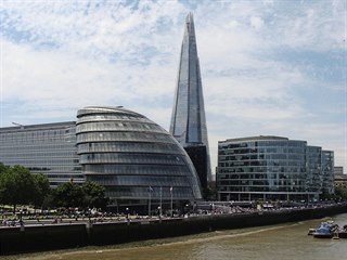 Budova nov londnsk radnice pobl Tower Bridge