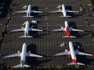 Letadla Boeing 737 Max zaparkovan na parkoviti v Seattlu