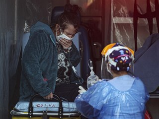 Pacientka s dchacmi potemi dostv zdravotnickou pomoc v Santiago de Chile,...