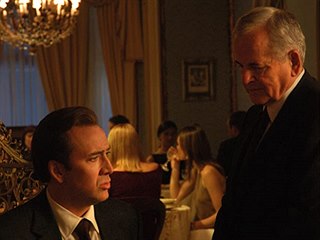 Ian Holm (vpravo) ve filmu Obchodnk se smrt (2005).