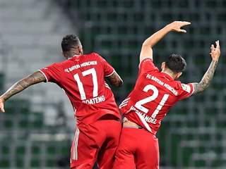 Fotbalist Bayernu Mnichov Jerome Boateng a Lucas Hernandez slav po zisku...