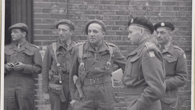 Bohumil Pelikán (zcela vpravo) v době bojového nasazení Čs. samostatné obrněné...