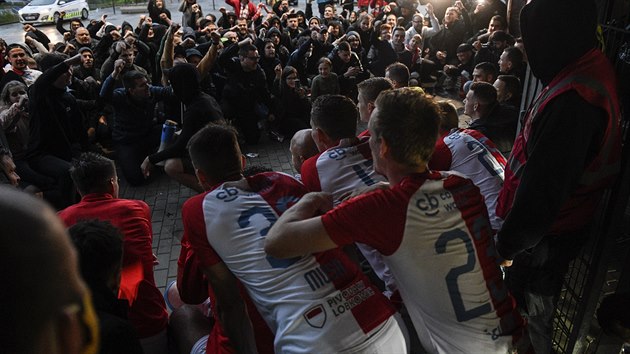 Po z�pase za branami stadionu. I takov� jsou bizarn� d�kova�ky.